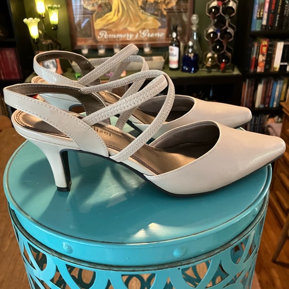 Naturalizer Heels - Picture 3 of 6